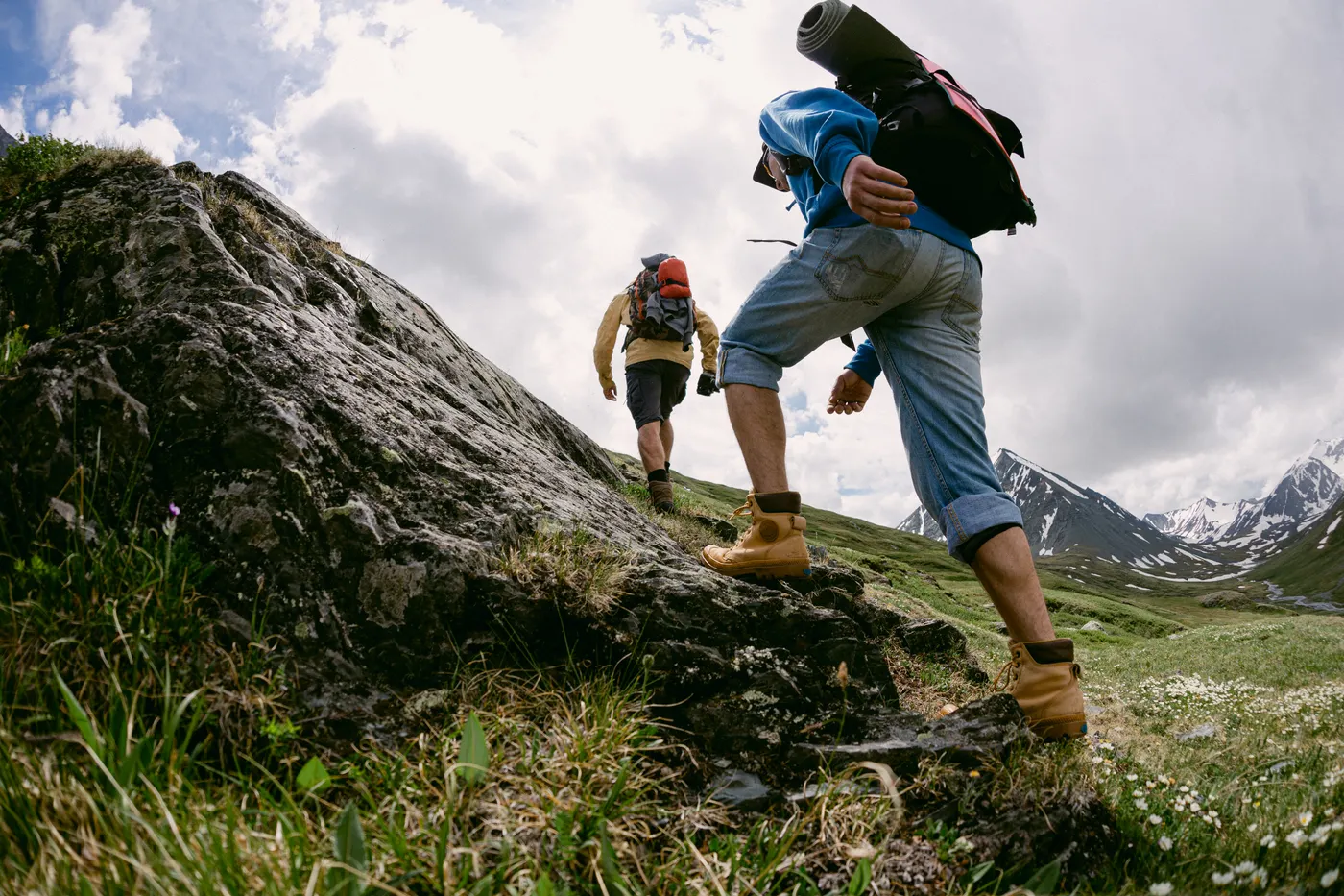 Gorsetfit campaign photo: two hikers on a mountain trail